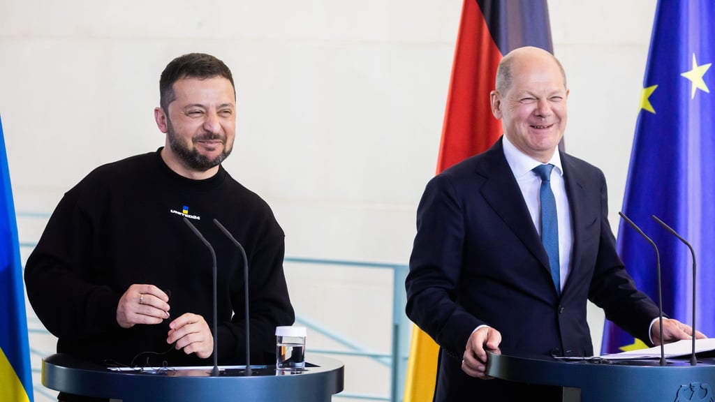 Nach der Freigabe der EU-Milliardenhilfen hat der ukrainische Präsident Wolodymyr Selenskyj (l) Bundeskanzler Olaf Scholz seinen besonderen Dank ausgesprochen (Archivbild).