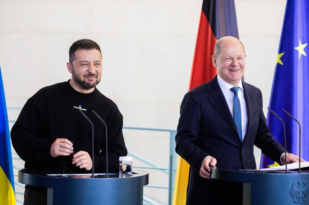 Nach der Freigabe der EU-Milliardenhilfen hat der ukrainische Präsident Wolodymyr Selenskyj (l) Bundeskanzler Olaf Scholz seinen besonderen Dank ausgesprochen (Archivbild).