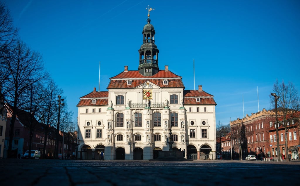 Die Sonne scheint auf das Rathaus von Lüneburg.