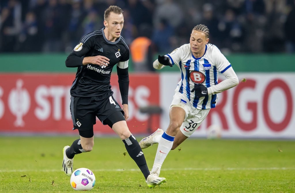 Berlins Derry Scherhant kämpft gegen Sebastian Schonlau vom Hamburger SV um den Ball.