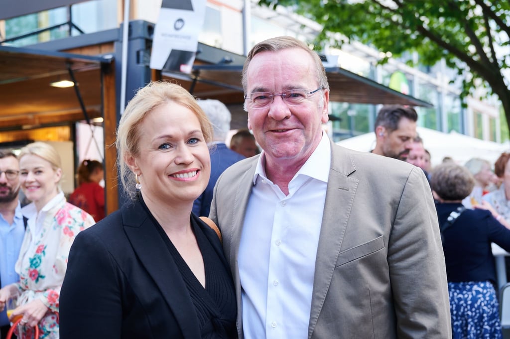 Boris Pistorius (SPD), Bundesminister der Verteidigung, kommt mit seiner Partnerin Julia Schwanholz zum Sommerfest der niedersächsischen Landesregierung in die Vertretung des Landes Niedersachsen beim Bund.