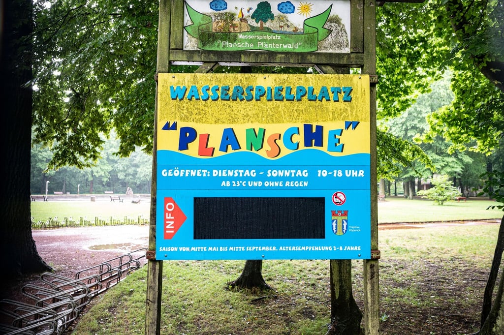 Das Eingangsschild des Wasserspielplatz „Plansche“ im Plänterwald.