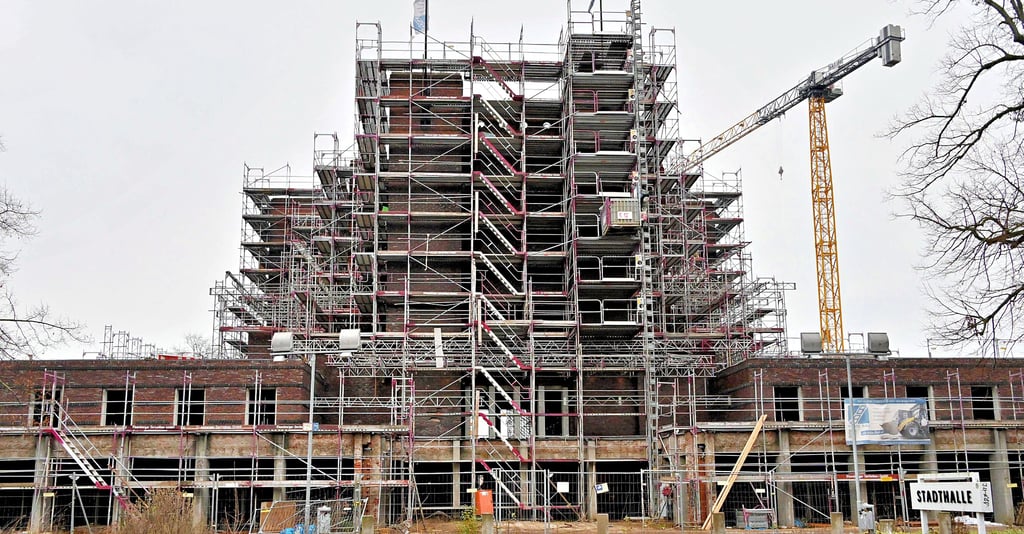 Blick vom Heinrich-Heine-Platz auf die eingerüstete Magdeburger Stadthalle. 