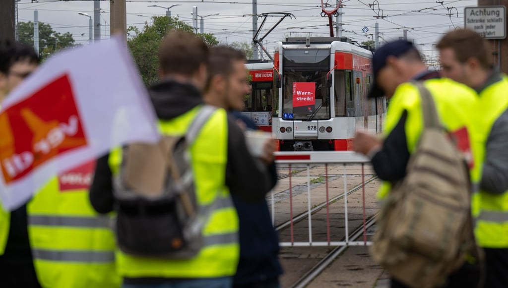 Ein vergangener Warnstreik der Halleschen Verkehrs AG in Halle/Saale.