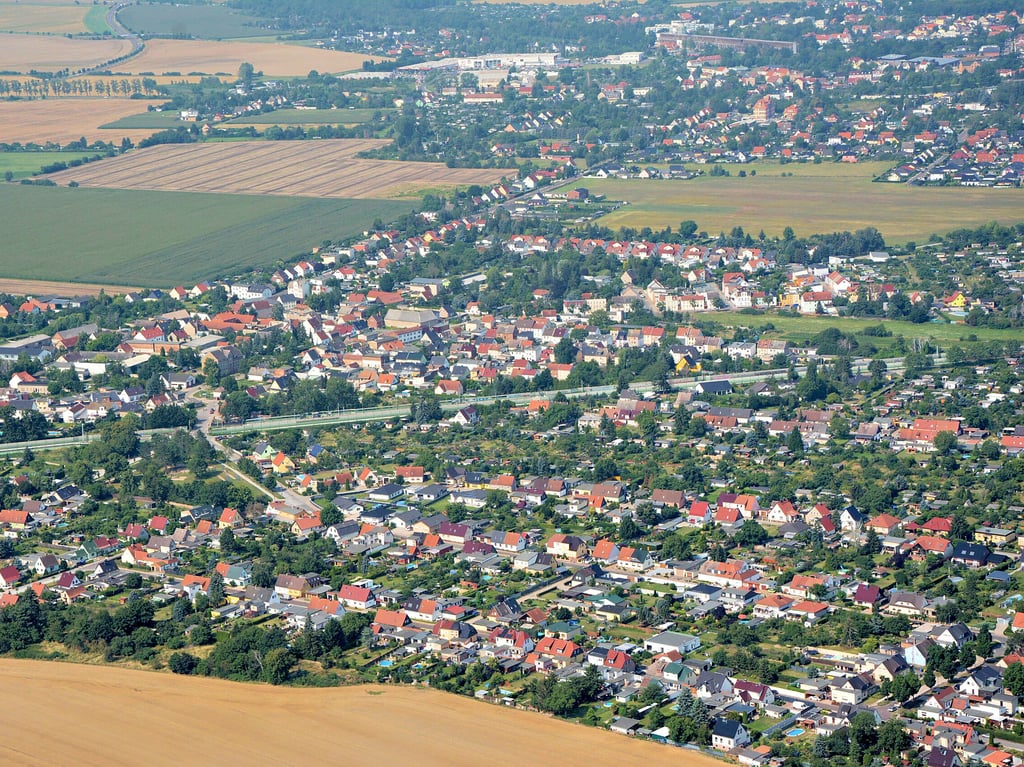 Blick auf Sachsenland (Vordergrund) und dahinter auf Felgeleben: Auf einer Brachfläche soll Wohnbebauung möglich sein.
