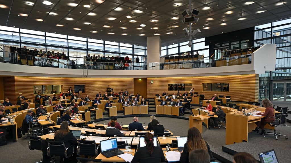 Landtagsabgeordnete sitzen im Thüringer Plenarsaal.
