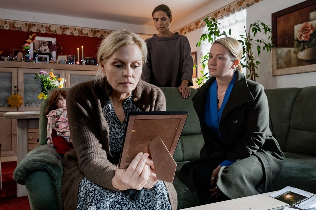 Theresa Wolff (Nina Gummich, r) versucht herauszufinden, was Heidi Müller (Susanna Simon, l) über das wirkliche Schicksal ihrer verlorenen Tochter weiß, während deren beste Freundin Silke Scholl (Ute Wieckhorst) der trauernden Mutter hilft.