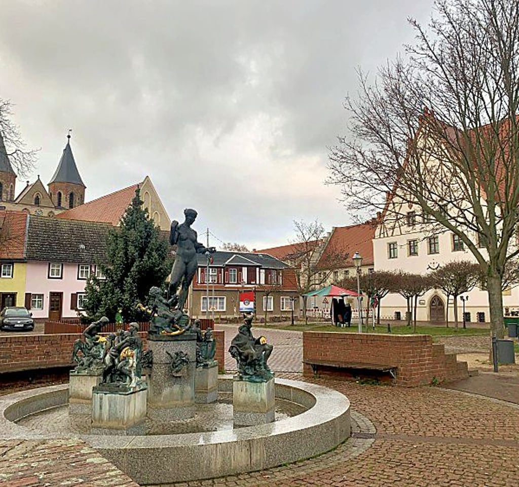 Auf dem Marktplatz von Aken wird am Sonnabend demonstriert.