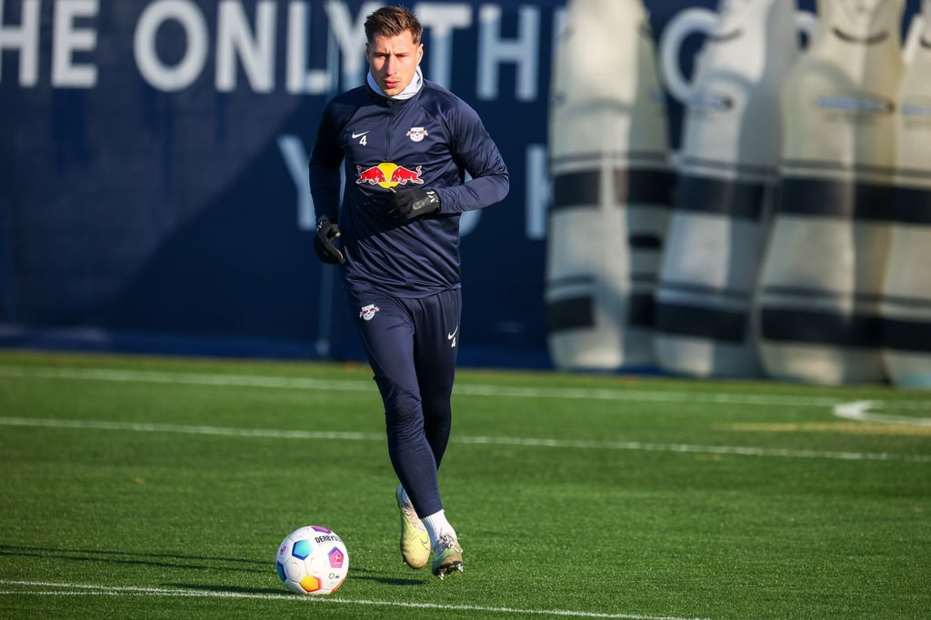 Leipzigs Spieler Willi Orban trainiert auf dem Platz.