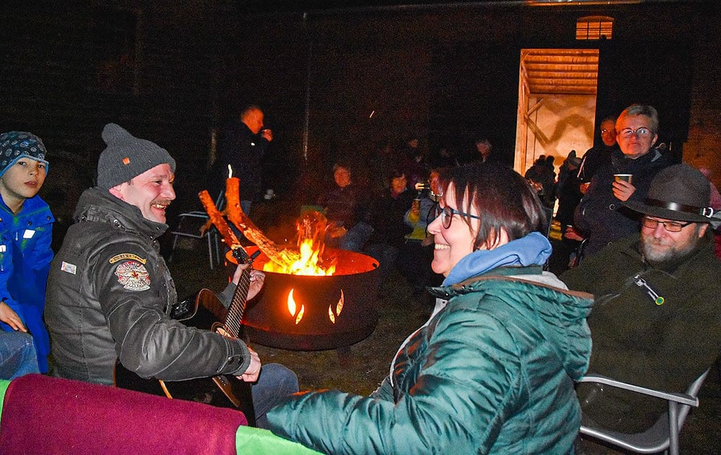 Haiko Kuntze spielt an der Feuerschale auf dem „Mariannenhof“ Gitarre. Gäste stimmen ein: „Über den Wolken muss die Freiheit wohl grenzenlos sein...“