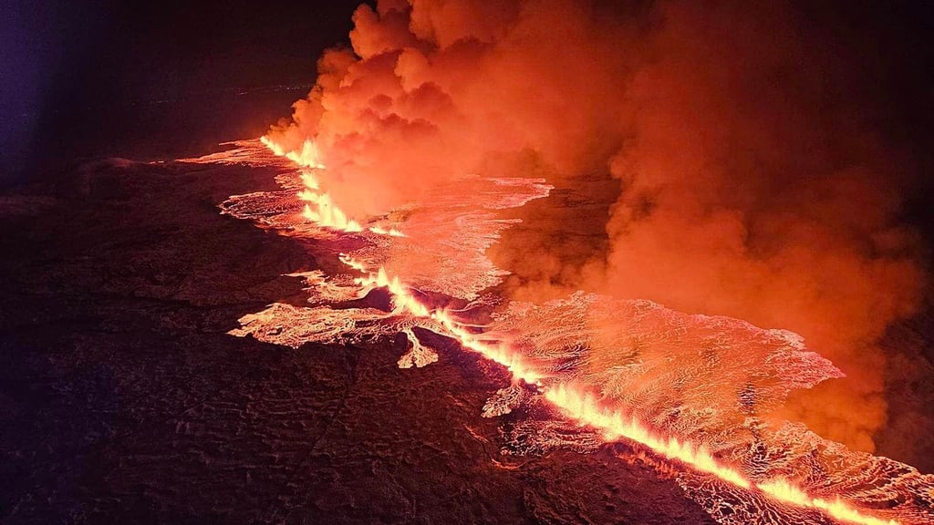 Magma strömt bei einem vergangenen vulkanischen Ausbruch in der Nähe von Grindavík aus einer Erdspalte.