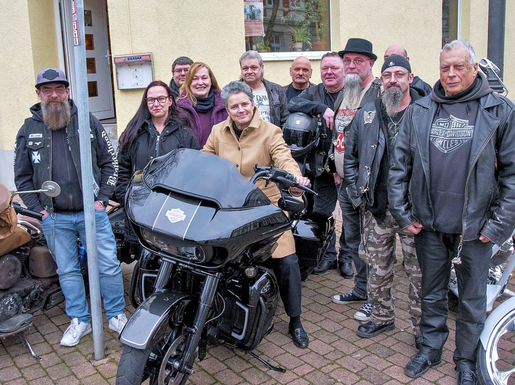 Ministerin für Digitales Lydia Hüskens auf einer Harley Davidson im Dessauer Norden. Natürlich musste sie auch mal testen, wie es sich anfühlt, auf einem Motorrad zu sitzen.