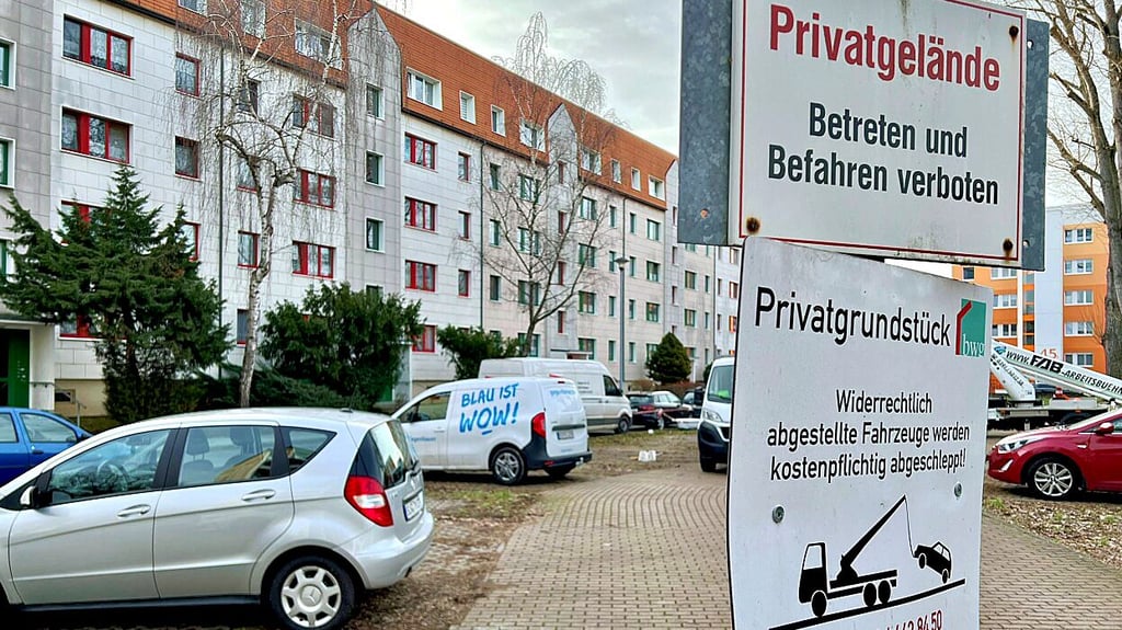 Das Schild im Wohngebiet Vor dem Nienburger Tor weist darauf hin, dass Falschparker abgeschleppt werden - und dann dürfte es teuer werden.