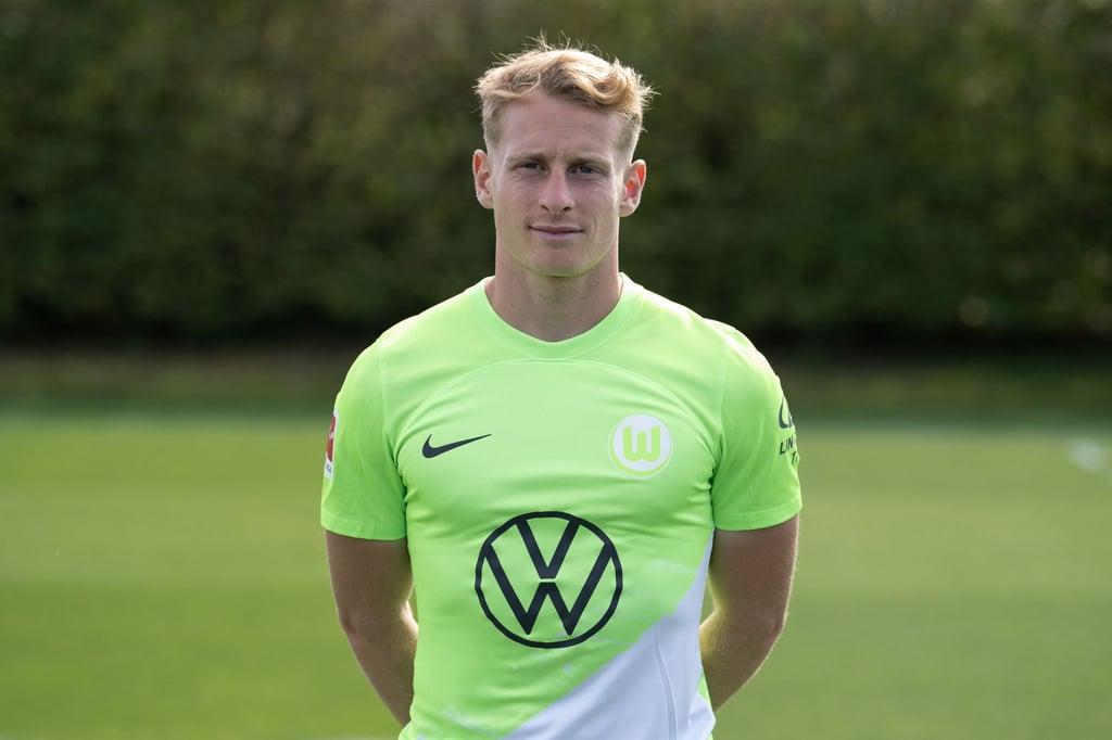 Wolfsburgs Nicolas Cozza steht für ein Porträtfoto auf dem Spielfeld.