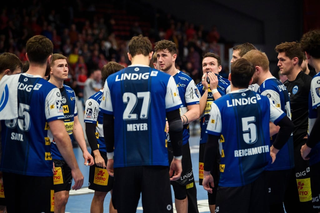 Die Spieler aus Eisenach stehen gemeinsam nach der 31:28-Niederlage gegen Hamburg auf dem Spielfeld im Kreis.