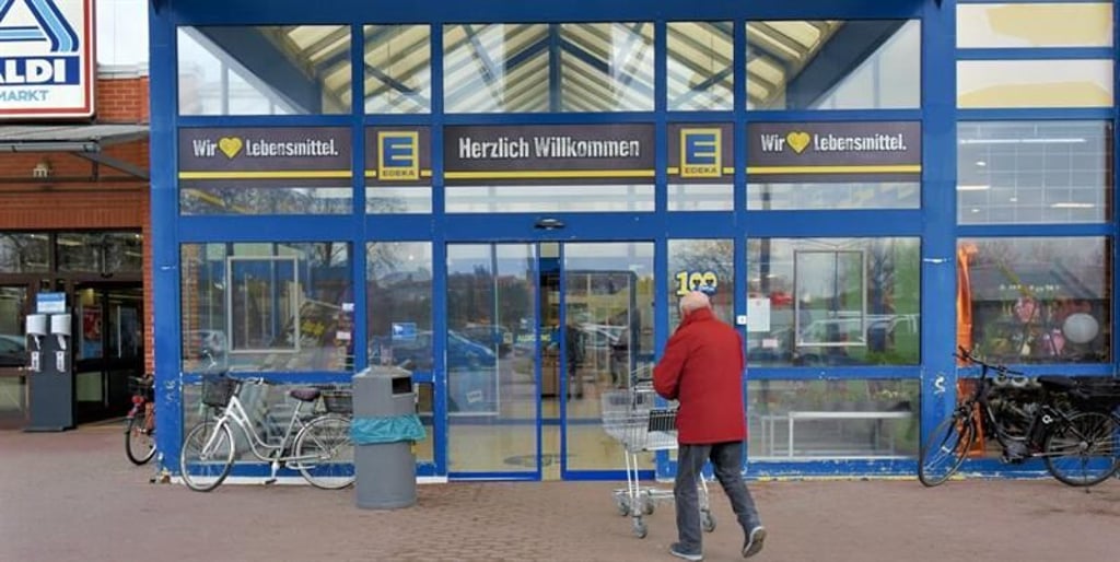 Auf dem Parkplatz dieses Edeka-Marktes in Egeln hat ein Imbisswagen gebrannt.