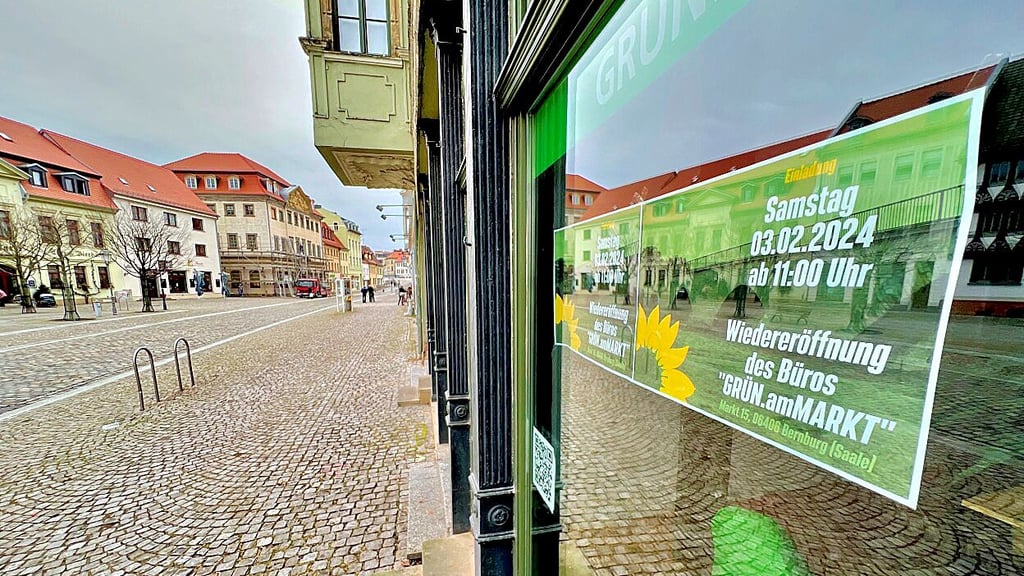 Vor dem Grünen-Büro in Bernburg ist für Samstag eine Kundgebung der Bauern mit Traktoren angemeldet. Ursprünglich war Fest der Grünen geplant.