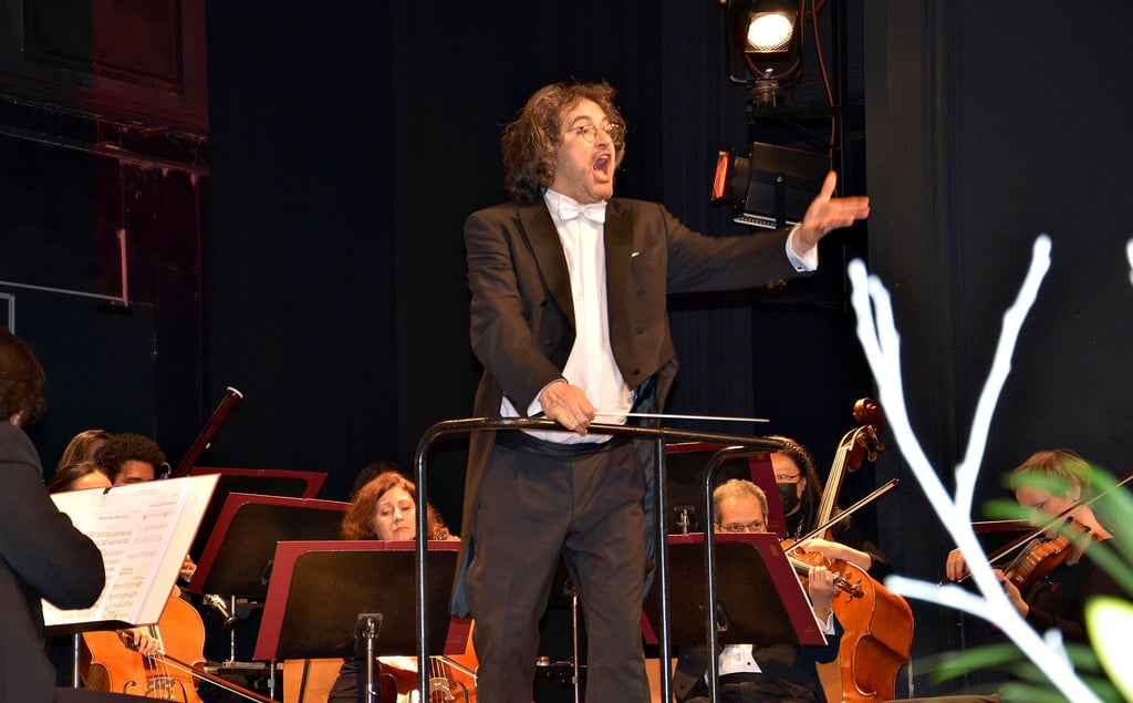 Jan Horstmann, der kürzlich beim Neujahrsempfang der Stadt Staßfurt das Publikum als großen Chor ins Programm einbezog, wird seinen Dirigentenstab für das heutige Bach-Konzert der Mitteldeutschen Kammerphilharmonie aus der Hand geben.