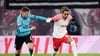 Yussuf Poulsen im Laufduell mit Leverkusens Josip Stanisic.