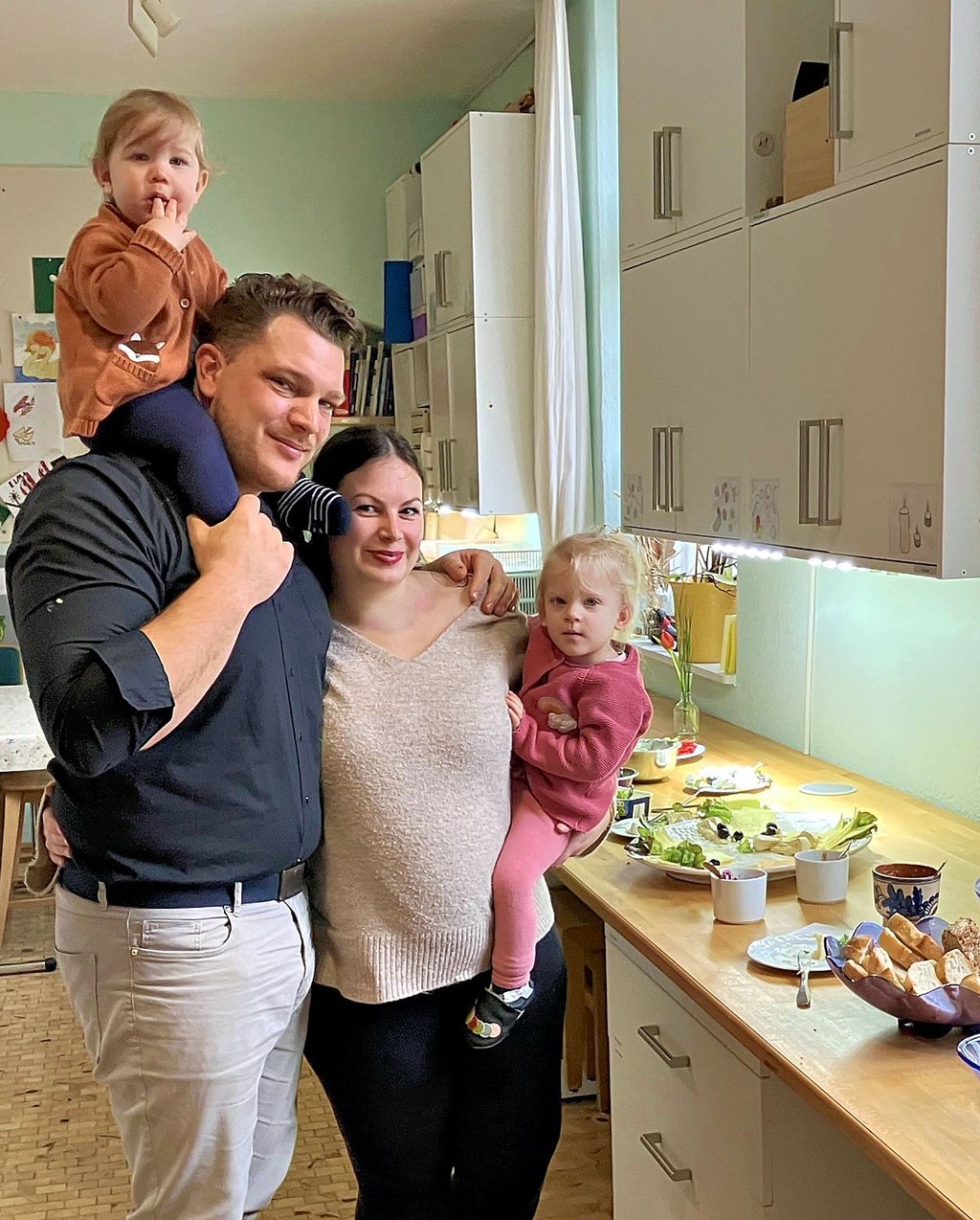 Familie Beck beim Familienfrühstück. Vater Christian, Mutter Jana und die beiden Kinder Carl-Theodor und Clara-Katharina sind gern dort zu Gast.