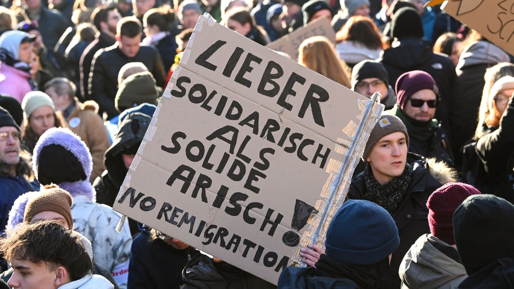 In Halle demonstrierten am 20. Januar 2024 knapp 16.000 Menschen gegen die AfD und Rechtsextremismus.