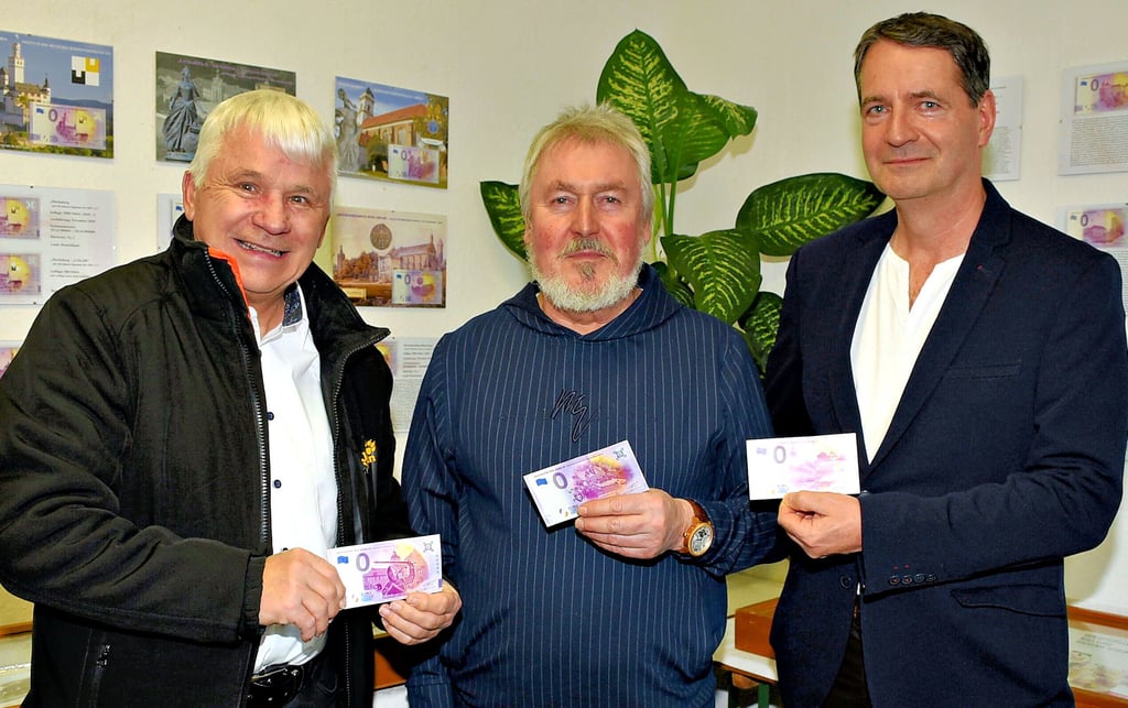 Egelns Bürgermeister Reinhard Luckner, Museumsleiter Uwe Lachmuth und Frank Werkmeister präsentierten bei der Eröffnung der neuen Ausstellung in der kleinen Galerie im Museum auf der Wasserburg die drei 0-Euro-Scheine mit Motiven der Stadt Egeln.