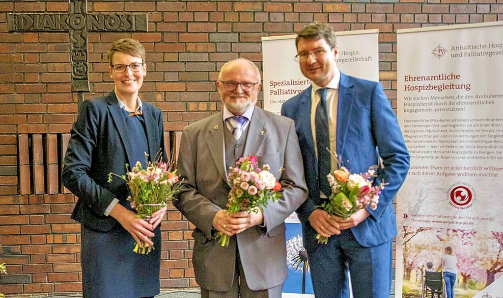 Generationswechsel: Johannes Koschig geht in den Ruhestand, Sebastian Saupe (r) und Jeanette Weigang sind das neue Leitungsteam.