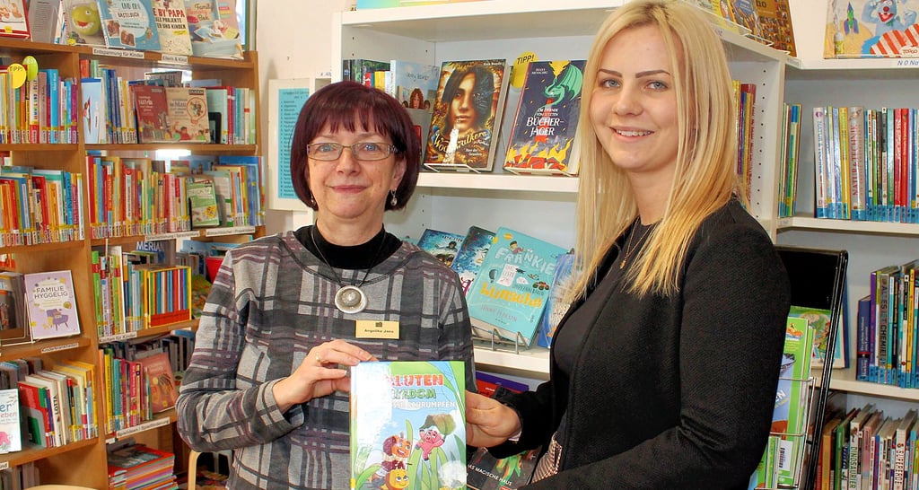 Angelika Jana (links) und Pia Riemenschneider bei der Auswahl von Büchern in der Ilsenburger  Stadtbibliothek.