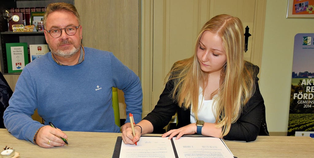 Der Verbandsgemeinde-Bürgermeister Michael Stöhr und die Gymnasiastin Leoni Drößler aus Hakeborn unterzeichneten im Egelner Rathaus gemeinsam den Lehrvertrag.