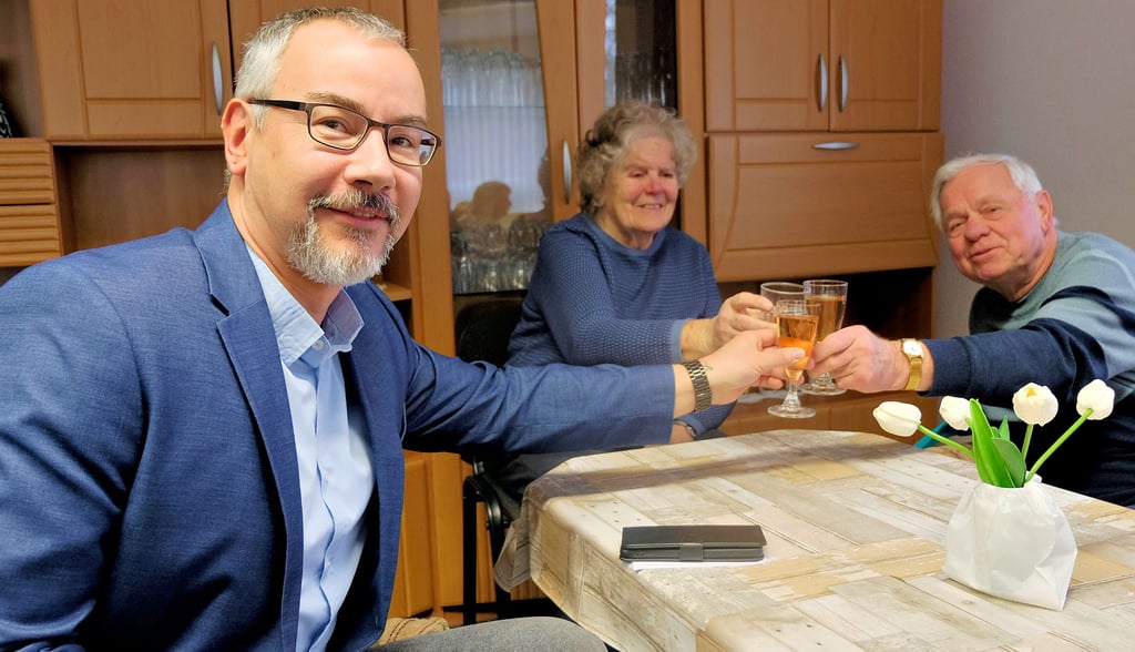 Annaburgs Bürgermeister Stefan Schmidt, hier bei der offiziellen Eröffnung, stellt sich den Fragen der etwa 20 Teilnehmer.