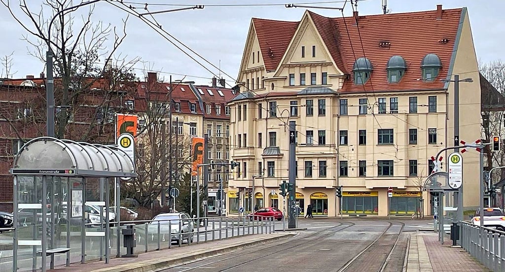 Kein Fahrgast und keine Straßenbahn weit und breit: die Haltestelle Friesenstraße am Freitag
