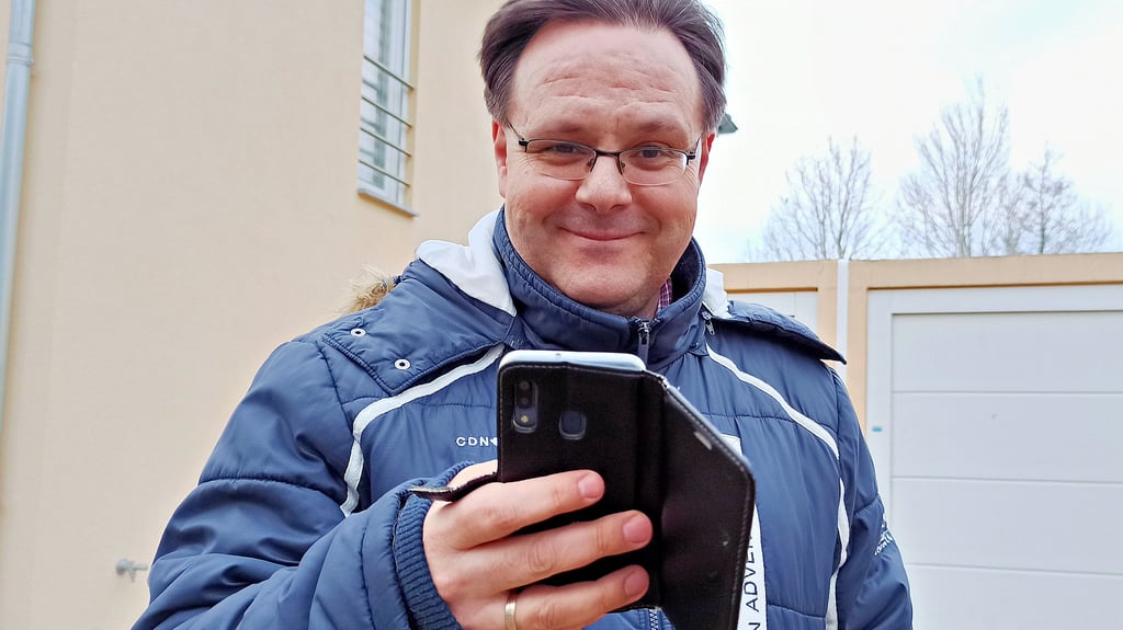 Ronni Krug, Beigeordneter für Personal, Bürgerservice und Ordnung in Magdeburg, checkt sein Handy. Auch die Terminvergabe in den Bürgerbüros soll sich verbessern.
