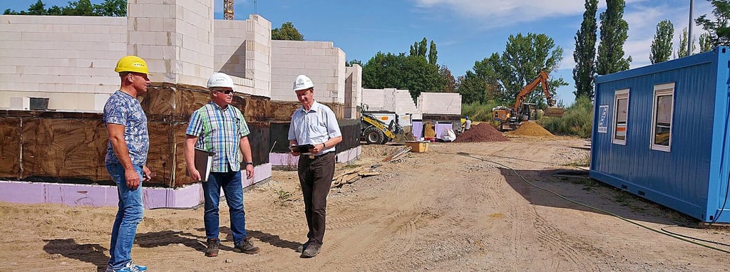 Karl-Ulrich Voigt während einer Begehung der Baustelle am alten Stadtbad.