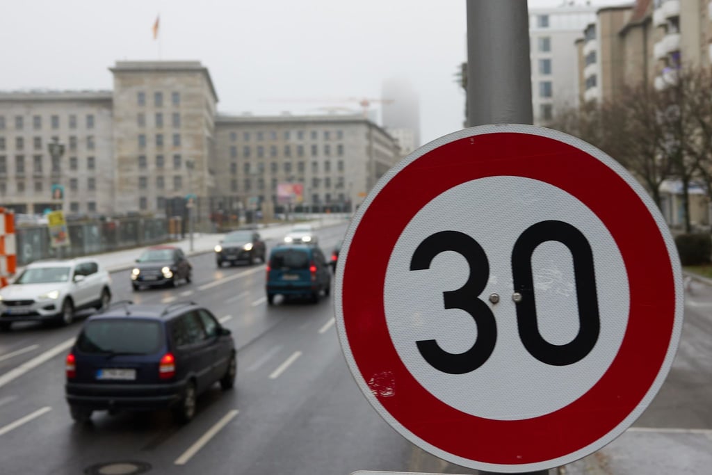 Ein Schild weist Autofahrer auf der Leipziger Straße auf Tempo 30 hin.
