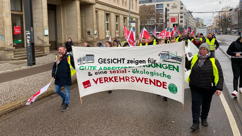 Streikende vor dem Hauptsitz der MVB in Magdeburg.