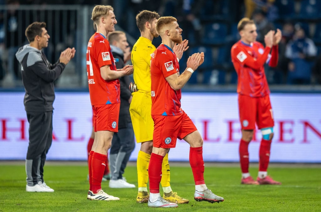 Spieler von Holstein Kiel bedanken sich bei den Zuschauern.