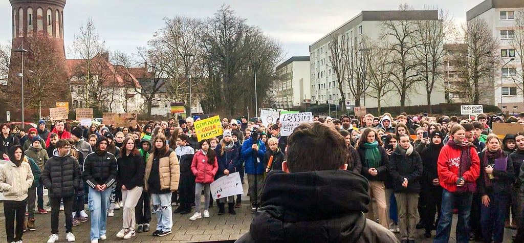 Mit mahnenden Worten richteten sich Jugendliche mehrerer Schulen an ihre Mitschüler auf dem Vorplatz des Salzwedeler Kulturhauses.