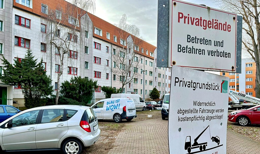 Das Schild im Wohngebiet Vor dem Nienburger Tor weist darauf hin, dass Falschparker abgeschleppt werden - und dann dürfte es teuer werden.
