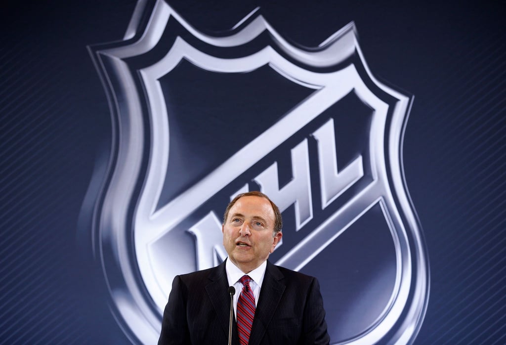 Gary Bettman, Chef der nordamerikanischen Eishockey-Profiliga NHL, hat die Teilnahme der Spieler bei Olympia 2026 verkündet.