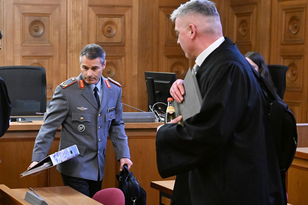 Der ehemalige KSK-Kommandeur, Brigadegeneral Markus Kreitmayr (l), im Gerichtssaal in Tübingen.