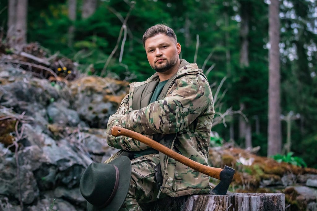 Martin ist im Wald groß geworden. Er weiß, wie man sich in der Natur versorgen kann.