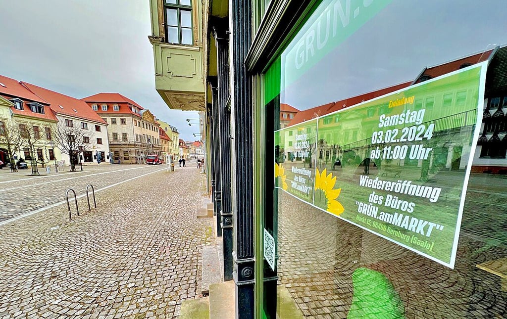 Vor dem Grünen-Büro am Markt in Bernburg ist für Samstag eine Kundgebung der Bauern mit Traktoren angemeldet. Ursprünglich war ein Fest der Grünen geplant.