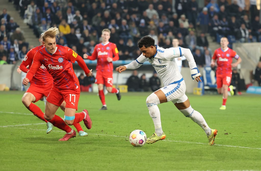 FCM-Spieler Xavier Amaechi (am Ball): Der 1. FC Magdeburg holte ein Unentschieden gegen Holstein Kiel.