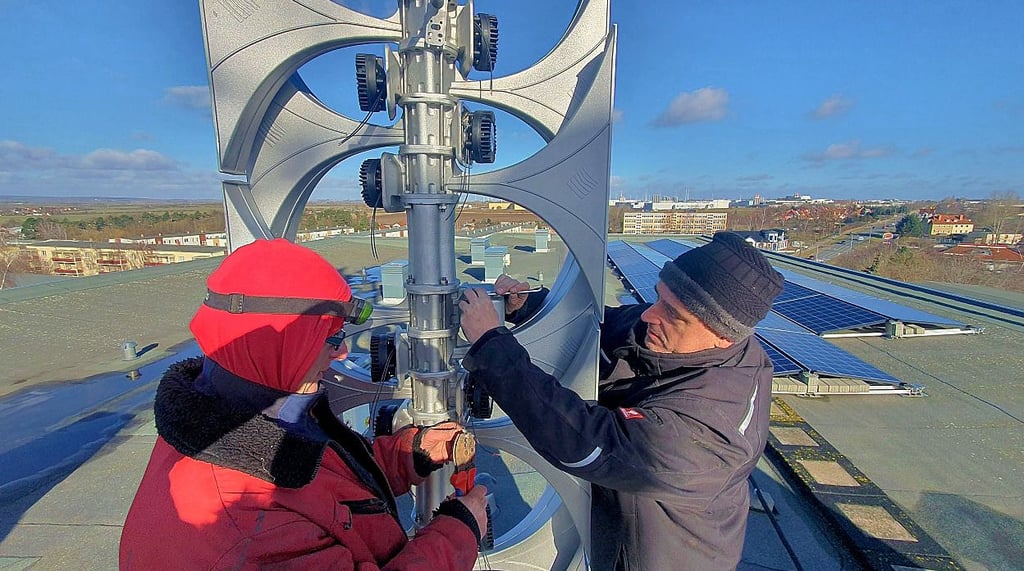Axel Oelze (li.) und Andreas Bussenius von der Firma Hörmann Warnsysteme montieren die zwölf Lautsprecher am Sirenenkopf.