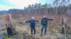 Die verkohlten Baumstümpfe sind die Grenzen eines früheren „Handtuchgrundstücks“, zeigt Forstamtsleiterin Katja Döge. Kollege Stefan Kaiser, Leiter des Reviers Seehausen in der Altmark, hält die Hand an eine Pappel aus Naturaufwuchs.