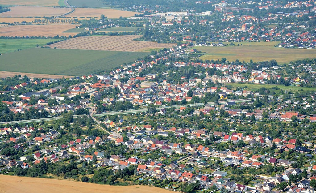 Blick auf Sachsenland (Vordergrund) und dahinter auf Felgeleben: Auf einer Brachfläche soll Wohnbebauung möglich sein.