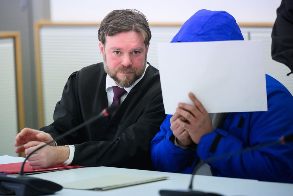 Der Angeklagte (r) sitzt mit seinem Verteidiger Jens Olof Breidert (l) im Gerichtssaal.