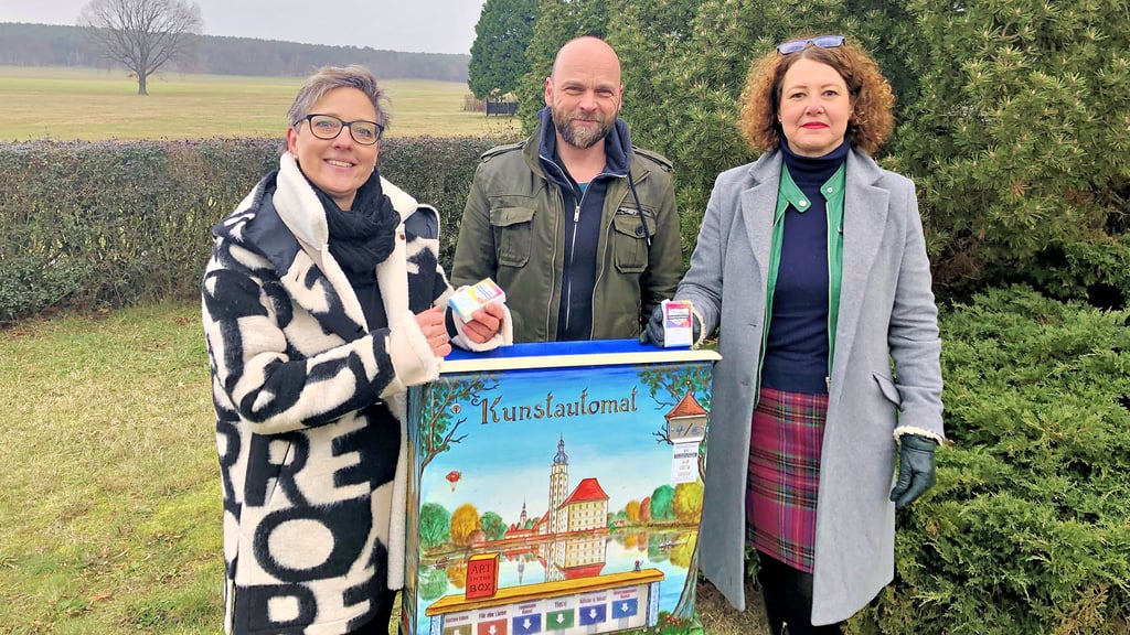 Der am Freitag in Reinharz aufgestellte Kunstautomat, dabei waren: Bürgermeisterin Heike Dorczok, Mario Niemann und Angela Monecke (v.l.)