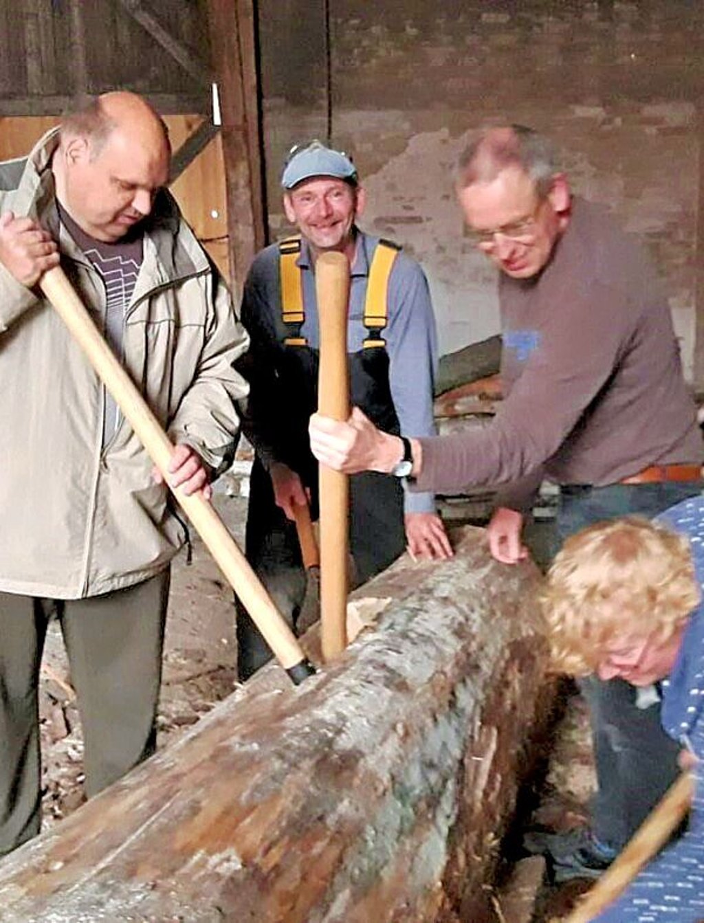 In der Etinger Scheune wird eine Klotzbeute gebaut.