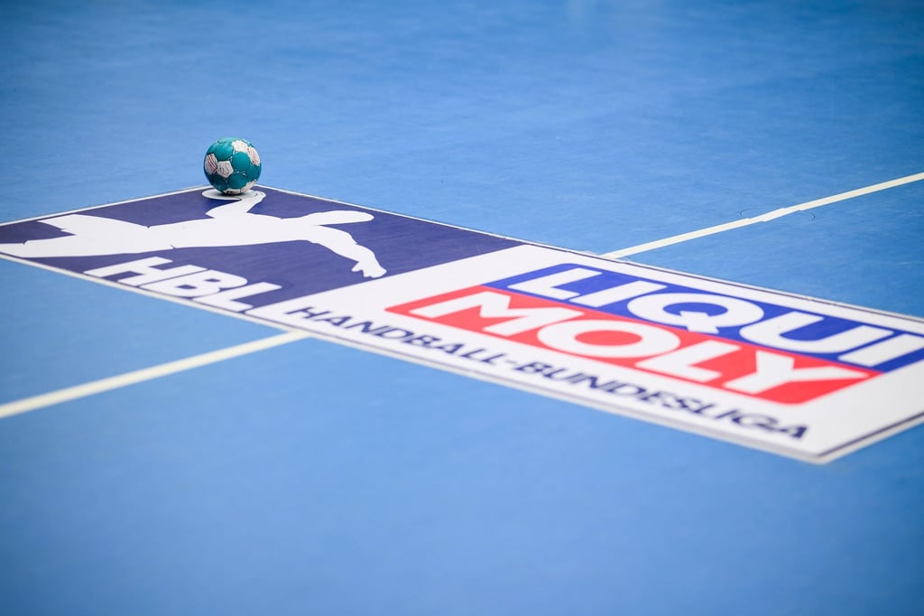 Ein Ball liegt auf dem Logo der LIQUI MOLY Handball Bundesliga.